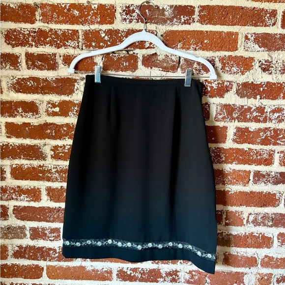 Freeport Studio Dresses & Skirts - Y2K Freeport Studio Black Knee Length Skirt with Daisy Design at bottom